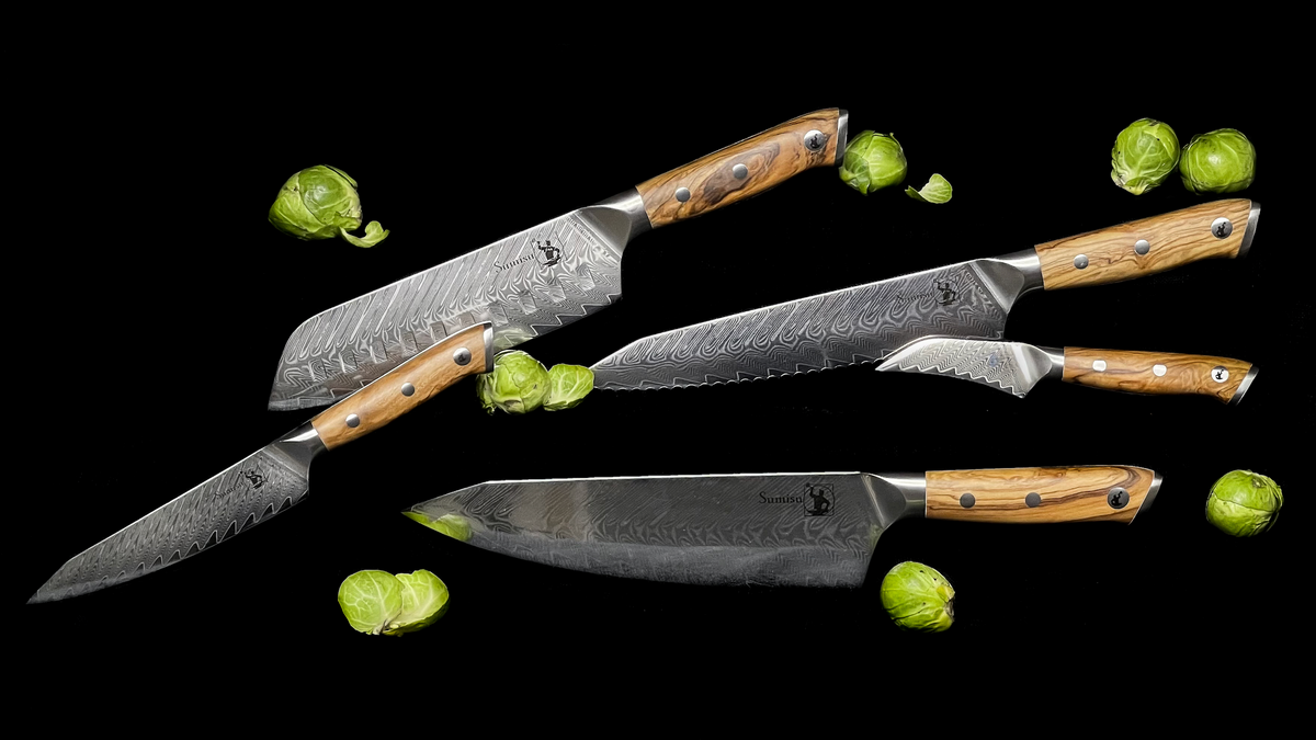 Knivsæt i damaskus stål. Knivene er inspireret af japanske knive. Knivsæt i 67 lags Damaskus stål med italiensk oliventræ.