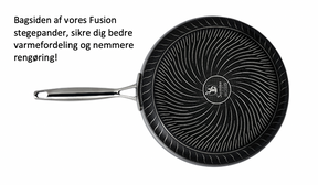 Bagside på vores 30 cm stegepande. Må komme i opvaskemaskine, ovn og tåler både børn og metalredskaber