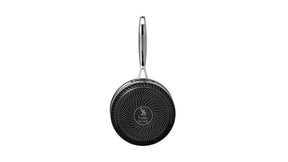 Bagside af vores kasserolle med non stick belægning. 18 cm og hele 2 liter. Leveres altid med låg