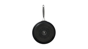 Stor stegepande på hele 30 cm i diameter som bare speciel rengøringsvenlig bagside