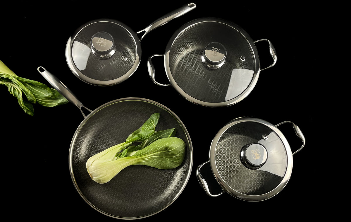Non stick grydesæt med 3 gryder og stegepande på 28 cm. Alle gryder leveres med låg. Alle gryder og pande kan bruges på induktion