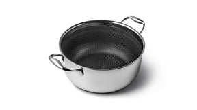 Non-stick gryde Ø24 cm som rummer hele 5 liter. Gryden er en del af et grydesæt bestående af 3 størrelser gryder. Gryde leveres med låg. Special non-stick belægning som tåler både metalredskaber og opvaskemaskine. Gryde ses herfra skråt fra oven.
